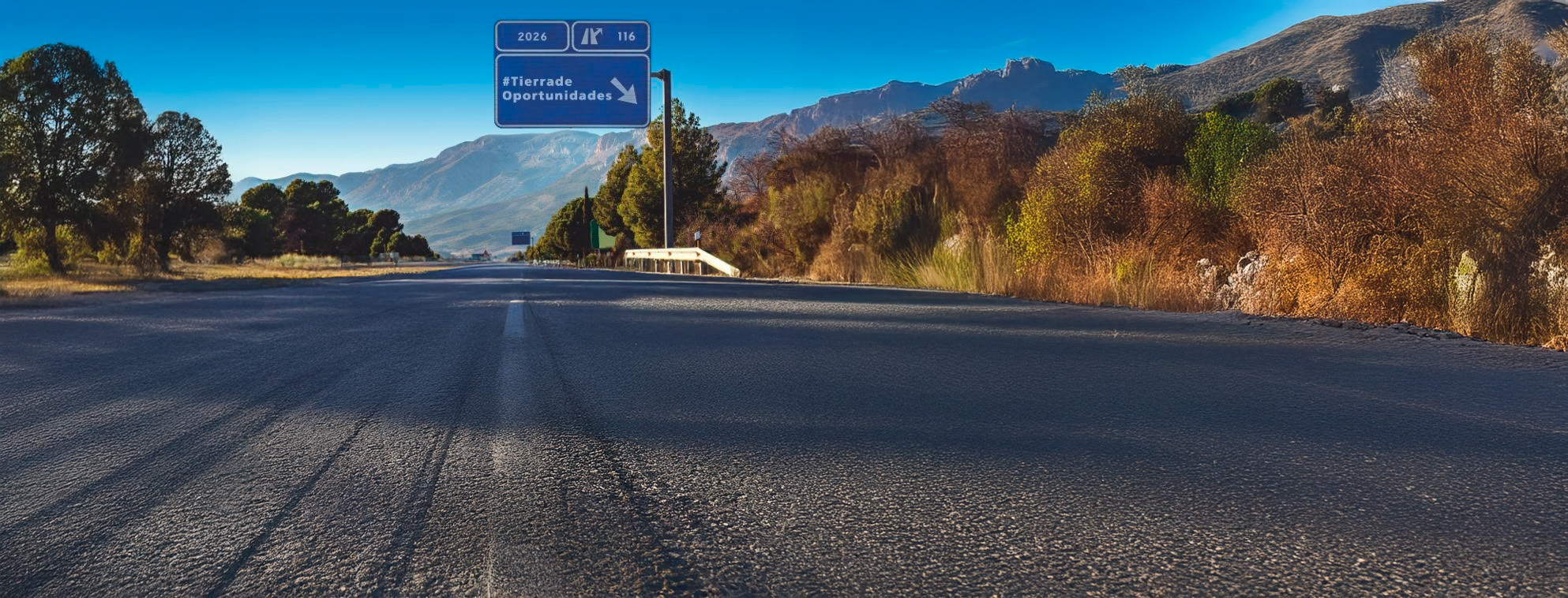 Autovía que circula por el campo. Una señal de desvío indica el nombr ede autovía como 2026, y la salida va hacia #TierradeOportunidades.